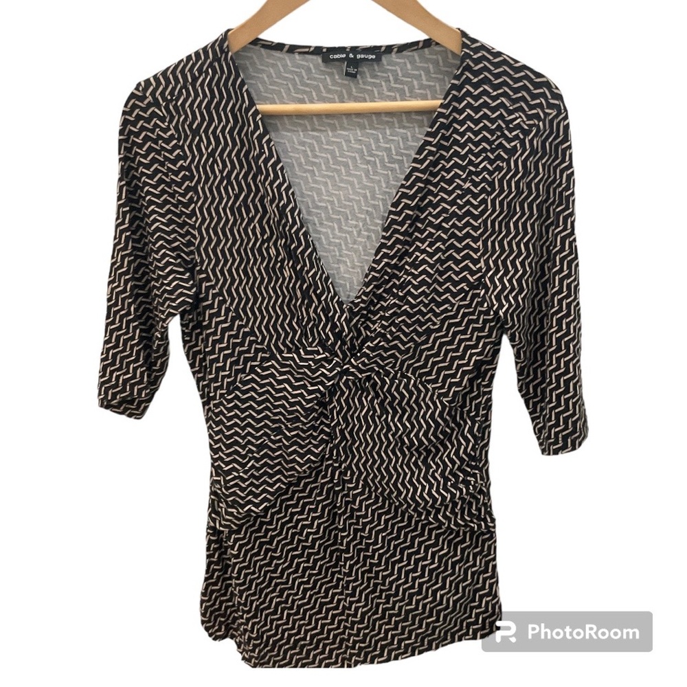 Cable & Gauge Black & Cream V Neck Twist Front  Top size Large